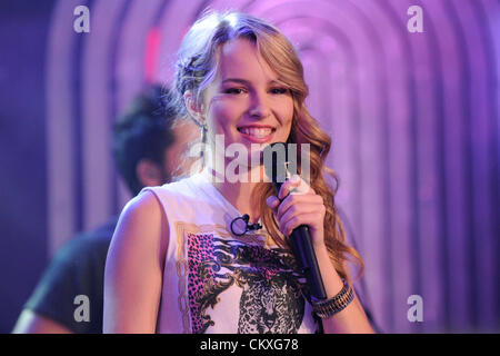 Toronto, Kanada. 28. August 2012. Bridgit Mendler besucht CTV MuchMusic NEW. MUSIK. LIVE TV-Show zu ihrem upcoming Album zu fördern mit dem Titel "Hello My Name is..." und "Bereit oder nicht", einem live-Publikum führt.  (DCP/N8N)  Bildnachweis: n8n Foto / Alamy Live News. Stockfoto