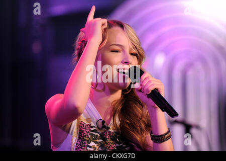 Toronto, Kanada. 28. August 2012. Bridgit Mendler besucht CTV MuchMusic NEW. MUSIK. LIVE TV-Show zu ihrem upcoming Album zu fördern mit dem Titel "Hello My Name is..." und "Bereit oder nicht", einem live-Publikum führt.  (DCP/N8N)  Bildnachweis: n8n Foto / Alamy Live News. Stockfoto