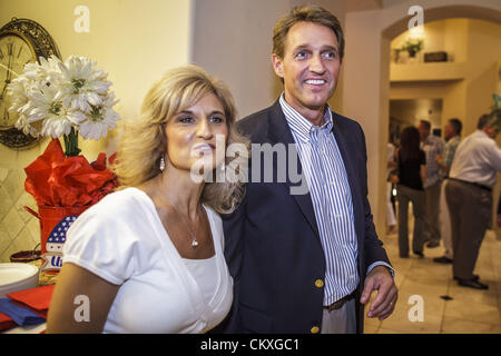 Mesa, Arizona, USA 28. August 2012. Kongressabgeordnete JEFF FLAKE und seine Frau CHERYL FLAKE, sprechen Sie mit Anhänger in ihre Mesa, AZ, am Wahlabend nach Hause. Flake ist der amtierende Politiker Arizonas 6. Kongreßbezirk. Er gewann den republikanischen Vorwahlen für den US-Senat Sitz geräumt durch Senator Jon Kyl in den Ruhestand. Flake konfrontiert Arizona Geschäftsmann und politische Newcomer Wil Cardon in der Primär- und gewann handlich. (Bild Kredit: Kredit: Jack Kurtz/ZUMAPRESS.com/Alamy Live-Nachrichten) Stockfoto