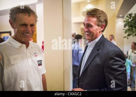 Mesa, Arizona, USA 28. August 2012. Kongressabgeordnete JEFF FLAKE, (R -AZ) spricht mit Anhängern in seinem Haus in Mesa, AZ, am Wahlabend. Flake ist der amtierende Politiker Arizonas 6. Kongreßbezirk. Er gewann den republikanischen Vorwahlen für den US-Senat Sitz geräumt durch Senator Jon Kyl in den Ruhestand. Flake konfrontiert Arizona Geschäftsmann und politische Newcomer Wil Cardon in der Primär- und gewann handlich. (Bild Kredit: Jack Kurtz/ZUMAPRESS.com ©) Stockfoto