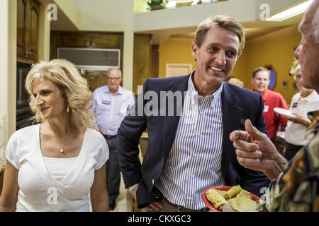 Mesa, Arizona, USA 28. August 2012. Kongressabgeordnete JEFF FLAKE und seine Frau CHERYL FLAKE, sprechen Sie mit Anhänger in ihre Mesa, AZ, am Wahlabend nach Hause. Flake ist der amtierende Politiker Arizonas 6. Kongreßbezirk. Er gewann den republikanischen Vorwahlen für den US-Senat Sitz geräumt durch Senator Jon Kyl in den Ruhestand. Flake konfrontiert Arizona Geschäftsmann und politische Newcomer Wil Cardon in der Primär- und gewann handlich. (Bild Kredit: Jack Kurtz/ZUMAPRESS.com ©) Stockfoto