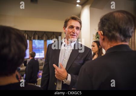 Mesa, Arizona, USA 28. August 2012. Kongressabgeordnete JEFF FLAKE, (R -AZ) spricht mit Anhängern in seinem Haus in Mesa, AZ, am Wahlabend. Flake ist der amtierende Politiker Arizonas 6. Kongreßbezirk. Er gewann den republikanischen Vorwahlen für den US-Senat Sitz geräumt durch Senator Jon Kyl in den Ruhestand. Flake konfrontiert Arizona Geschäftsmann und politische Newcomer Wil Cardon in der Primär- und gewann handlich. (Bild Kredit: Jack Kurtz/ZUMAPRESS.com ©) Stockfoto