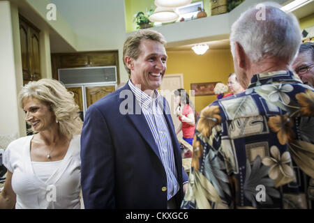 Mesa, Arizona, USA 28. August 2012. Kongressabgeordnete JEFF FLAKE und seine Frau CHERYL FLAKE, sprechen Sie mit Anhänger in ihre Mesa, AZ, am Wahlabend nach Hause. Flake ist der amtierende Politiker Arizonas 6. Kongreßbezirk. Er gewann den republikanischen Vorwahlen für den US-Senat Sitz geräumt durch Senator Jon Kyl in den Ruhestand. Flake konfrontiert Arizona Geschäftsmann und politische Newcomer Wil Cardon in der Primär- und gewann handlich. (Bild Kredit: Jack Kurtz/ZUMAPRESS.com ©) Stockfoto