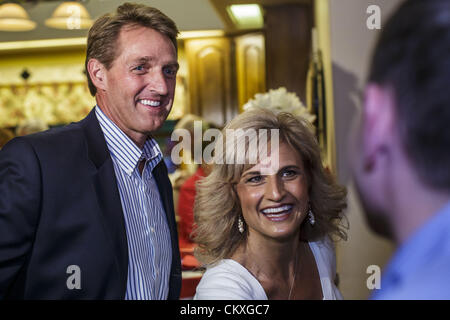 Mesa, Arizona, USA 28. August 2012. Kongressabgeordnete JEFF FLAKE und seine Frau CHERYL FLAKE, sprechen Sie mit Anhänger in ihre Mesa, AZ, am Wahlabend nach Hause. Flake ist der amtierende Politiker Arizonas 6. Kongreßbezirk. Er gewann den republikanischen Vorwahlen für den US-Senat Sitz geräumt durch Senator Jon Kyl in den Ruhestand. Flake konfrontiert Arizona Geschäftsmann und politische Newcomer Wil Cardon in der Primär- und gewann handlich. (Bild Kredit: Jack Kurtz/ZUMAPRESS.com ©) Stockfoto