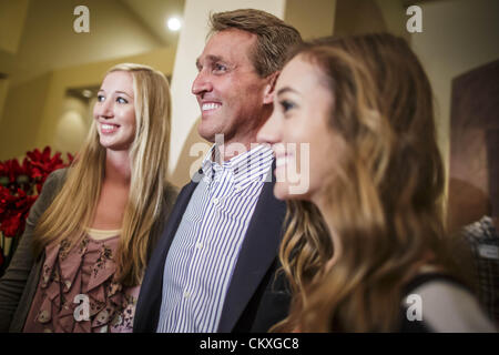 Mesa, Arizona, USA 28. August 2012. Kongressabgeordnete JEFF FLAKE, (R -AZ) spricht mit Anhängern in seinem Haus in Mesa, AZ, am Wahlabend. Flake ist der amtierende Politiker Arizonas 6. Kongreßbezirk. Er gewann den republikanischen Vorwahlen für den US-Senat Sitz geräumt durch Senator Jon Kyl in den Ruhestand. Flake konfrontiert Arizona Geschäftsmann und politische Newcomer Wil Cardon in der Primär- und gewann handlich. (Bild Kredit: Jack Kurtz/ZUMAPRESS.com ©) Stockfoto