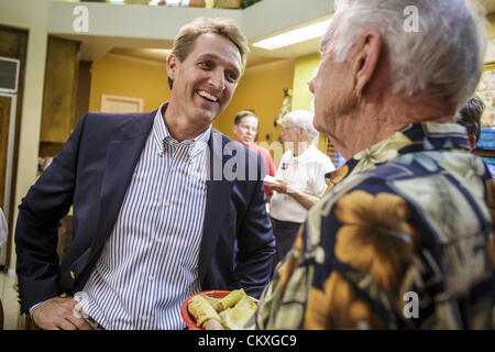 Mesa, Arizona, USA 28. August 2012. Kongressabgeordnete JEFF FLAKE, (R -AZ) spricht mit Anhängern in seinem Haus in Mesa, AZ, am Wahlabend. Flake ist der amtierende Politiker Arizonas 6. Kongreßbezirk. Er gewann den republikanischen Vorwahlen für den US-Senat Sitz geräumt durch Senator Jon Kyl in den Ruhestand. Flake konfrontiert Arizona Geschäftsmann und politische Newcomer Wil Cardon in der Primär- und gewann handlich. (Bild Kredit: Jack Kurtz/ZUMAPRESS.com ©) Stockfoto