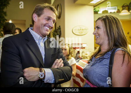 Mesa, Arizona, USA 28. August 2012. Kongressabgeordnete JEFF FLAKE, (R -AZ) spricht mit Anhängern in seinem Haus in Mesa, AZ, am Wahlabend. Flake ist der amtierende Politiker Arizonas 6. Kongreßbezirk. Er gewann den republikanischen Vorwahlen für den US-Senat Sitz geräumt durch Senator Jon Kyl in den Ruhestand. Flake konfrontiert Arizona Geschäftsmann und politische Newcomer Wil Cardon in der Primär- und gewann handlich. (Bild Kredit: Jack Kurtz/ZUMAPRESS.com ©) Stockfoto