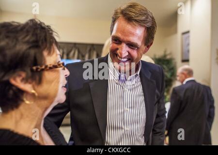 Mesa, Arizona, USA 28. August 2012. Kongressabgeordnete JEFF FLAKE, (R -AZ) spricht mit Anhängern in seinem Haus in Mesa, AZ, am Wahlabend. Flake ist der amtierende Politiker Arizonas 6. Kongreßbezirk. Er gewann den republikanischen Vorwahlen für den US-Senat Sitz geräumt durch Senator Jon Kyl in den Ruhestand. Flake konfrontiert Arizona Geschäftsmann und politische Newcomer Wil Cardon in der Primär- und gewann handlich. (Bild Kredit: Jack Kurtz/ZUMAPRESS.com ©) Stockfoto