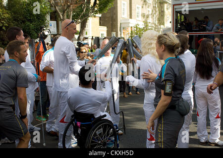 London UK. 29. August 2012. Die Paralympische Flamme wird zwischen Fackelträger in Carlton Hill, St. Johns Wood am letzten Tag seiner Reise das Olympiastadion Mittwoch, 29. August 2012 übergeben. Bildnachweis: Richard Slater / Alamy Live News Stockfoto