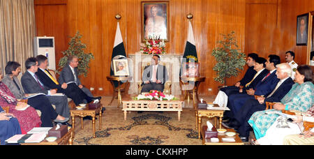 Pakistans Präsident Asif Ali Zardari tauscht mit Mitglied des Europäischen Parlaments, Michael Gahler bei Treffen in Aiwan-e-Sadr in Islamabad auf Mittwoch, 29. August 2012. Peoples Party (PPP) Vorsitzender, Bilawal Bhutto Zardari auch in Bild zu sehen Stockfoto