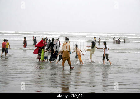 KARACHI, PAKISTAN, AUG 29: Bewohner von Karachi zu sammeln angenehmen Abend am Meer Strand bei bewölktem Wetter auf Mittwoch, 29. August 2012.  (S.Imran Ali/PPI Images). Stockfoto