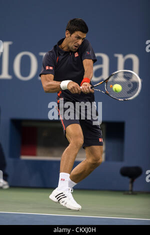 Novak Djokovic (SBR) in seiner ersten Vorrundenspiel beim 2012 uns Open Tennisturnier, Flushing, New York. USA. am 28. August. Stockfoto