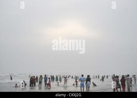 KARACHI, PAKISTAN, AUG 29: Bewohner von Karachi zu sammeln angenehmen Abend am Meer Strand bei bewölktem Wetter auf Mittwoch, 29. August 2012.  (S.Imran Ali/PPI Images). Stockfoto