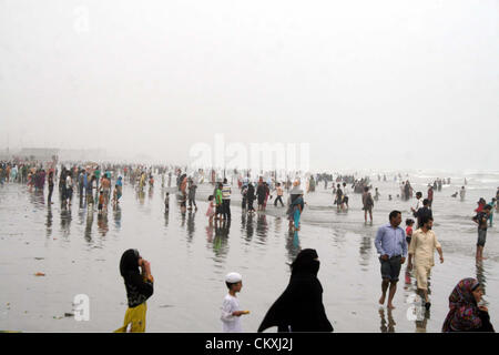 KARACHI, PAKISTAN, AUG 29: Bewohner von Karachi zu sammeln angenehmen Abend am Meer Strand bei bewölktem Wetter auf Mittwoch, 29. August 2012.  (S.Imran Ali/PPI Images). Stockfoto