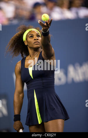 Serena Williams (USA) während ihr erstes Vorrundenspiel beim 2012 uns Open Tennisturnier, Flushing, New York. USA. am 28. August. Stockfoto