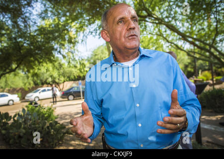 29. August 2012 - Paradise Valley, Arizona, USA - Dr. RICHARD CARMONA, als Kandidat für den US-Senat aus Arizona, auf einer Pressekonferenz in Barry Goldwater Memorial Park in Paradise Valley, Arizona, Mittwoch. Carmona gewann die Vermerke von Joanne Goldwater, Tochter von Barry Goldwater, der später legendären republikanische Senator aus Arizona. Er wurde auch vom CC Goldwater, ihre Tochter und Tyler Ross Goldwater, CC Goldwater Sohn gebilligt. Barry Goldwater war von Paradise Valley. Stockfoto