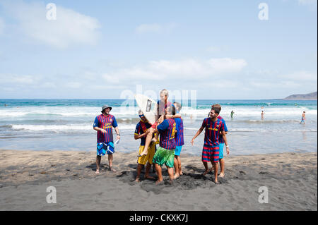 LAS PALMAS, Kanarischen Inseln, Spanien-AUGUST 29, 2012: nicht identifizierte junge Surfer aus Universität-Surf-Schule und Surf Camp Las Palmas während einer informellen Wettbewerb, geformt wie ein Fußball-match mit 11 Surfer in jedem Team, ein Team tragen T-shirts vom Fußballclub F.C. Barcelona, derjenige von Real Madrid. Stockfoto