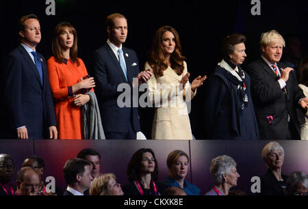 29.08.2012 Stratford, England.  Der britische Premierminister David Cameron und seine Frau Samantha Sheffield, Prinz William, Duke of Cambridge seine Frau Catherine, Herzogin von Cambridge, Prinzessin Anne und Londoner Bürgermeister Boris Johnson (von links) während der Eröffnungsfeier der Paralympics London 2012 im Olympiastadion, London, Großbritannien, 29. August 2012 gesehen werden. Stockfoto