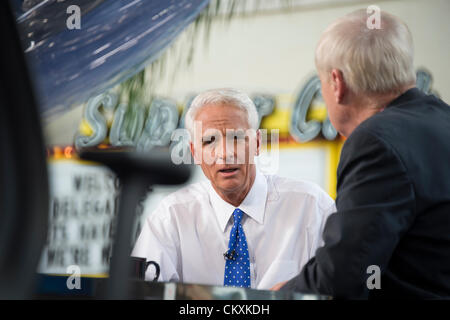 Chris Matthews von Hardball, Gespräche mit ehemaligen republikanische Gouverneur von Florida Charlie Crist. Ehemalige republikanischer Gouverneur von Florida Charlie Crist führt erneut zum Gouverneur. US-amerikanischer Anwalt und Politiker läuft für Gouverneur von Florida als Demokrat.  Charlie Crist in Democratic National Convention, die Billigung der US-Präsident Barack Obama sprach. Stockfoto