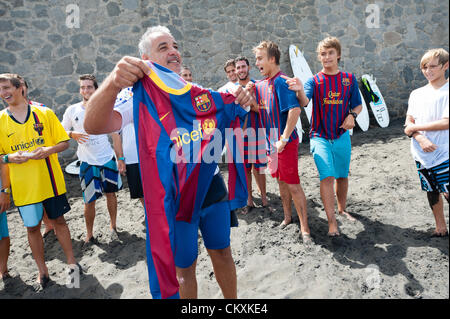 LAS PALMAS, Kanarischen Inseln, Spanien-AUGUST 29, 2012: nicht identifizierte junge Surfer aus Universität-Surf-Schule und Surf Camp Las Palmas während einer informellen Wettbewerb, geformt wie ein Fußball-match mit 11 Surfer in jedem Team, ein Team tragen T-shirts vom Fußballclub F.C. Barcelona, derjenige von Real Madrid. Stockfoto