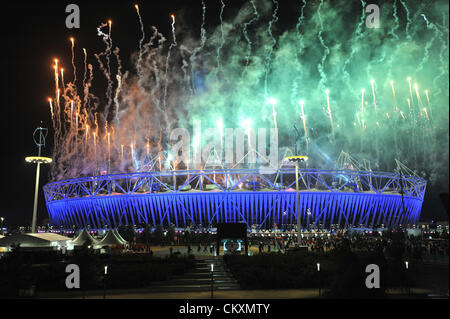 London, UK. 30. August 2012. Feuerwerk im Olympiastadion bei den Paralympics Eröffnungsfeier. Bildnachweis: Michael Preston / Alamy Live News. Stockfoto