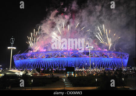 London, UK. 30. August 2012. Feuerwerk im Olympiastadion bei den Paralympics Eröffnungsfeier. Bildnachweis: Michael Preston / Alamy Live News. Stockfoto