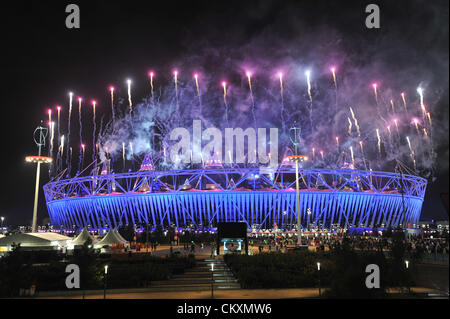 London, UK. 30. August 2012. Feuerwerk im Olympiastadion bei den Paralympics Eröffnungsfeier. Bildnachweis: Michael Preston / Alamy Live News. Stockfoto