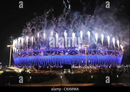 London, UK. 30. August 2012. Feuerwerk im Olympiastadion bei den Paralympics Eröffnungsfeier. Bildnachweis: Michael Preston / Alamy Live News. Stockfoto