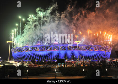 London, UK. 30. August 2012. Feuerwerk im Olympiastadion bei den Paralympics Eröffnungsfeier. Bildnachweis: Michael Preston / Alamy Live News. Stockfoto