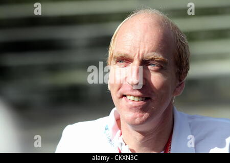 Cardiff, Wales, UK. 30. August 2012. Im Bild: Paralympics Radfahrer Simon Richardson MBE außerhalb Cardiff Crown Court nach der Verurteilung von Edward Adams.    Re: Ein Bauer hat für 18 Monate für schwer verletzt Paralympischen Champion Radfahrer Colin Richardson von Cardiff Crown Court inhaftiert worden.   Richardson, 44, der zwei Goldmedaillen und eine Silbermedaille 2008 gewann, war Training für die Spiele in London auf der A48 in der Nähe von Bridgend im August letztes Jahr.   in einer früheren mündlichen Verhandlung befunden schuldig, eine Jury am Newport Crown Court Edward Adams, 60, Cowbridge, gefährliches fahren.  Bildnachweis: D Legakis / Alamy Live News Stockfoto