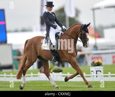 Burghley House, Stamford, UK. 30. August 2012.  Emily Llewellyn (GBR) Reiten PARDON ME II in Aktion in der Dressur-Phase am ersten Tag des The Land Rover Burghley Horse Trials. Bildnachweis: Aktion Plus Sportbilder / Alamy Live News Stockfoto