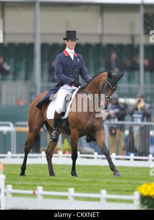 Burghley House, Stamford, UK. 30. August 2012.  William Fox-Pitt (GBR) Reiten SEACOOKIE in Aktion in der Dressur-Phase am ersten Tag des The Land Rover Burghley Horse Trials. Bildnachweis: Aktion Plus Sportbilder / Alamy Live News Stockfoto