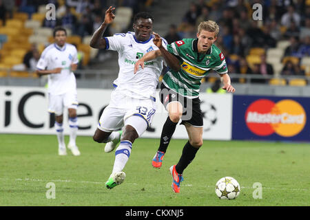 Kiew, Ukraine. 29. August 2012. Patrick Herrmann (R) von Borussia kämpft um den Ball mit Taye Taiwo (L) von Dynamo in der UEFA Champions League Playoff-zweite Bein Fußballspiel der ukrainischen FC Dynamo Kiew Vs VfL Borussia Mönchengladbach Deutschland im Olympischen Stadion in Kiew, Ukraine, 29. August 2012. Stockfoto