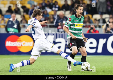 Kiew, Ukraine. 29. August 2012. Roel Brouwers (R) von Borussia kämpft um den Ball mit Denis Garmash (L) von Dynamo in der UEFA Champions League Playoff-zweite Bein Fußballspiel der ukrainischen FC Dynamo Kiew Vs VfL Borussia Mönchengladbach Deutschland im Olympischen Stadion in Kiew, Ukraine, 29. August 2012. Stockfoto