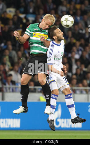 Kiew, Ukraine. 29. August 2012. Mike Hanke (L) der Borussia kämpft um den Ball mit Milos Ninkovic (R) Dynamo der in der UEFA Champions League Playoff-zweite Bein Fußballspiel der ukrainischen FC Dynamo Kiew Vs VfL Borussia Mönchengladbach Deutschland im Olympischen Stadion in Kiew, Ukraine, 29. August 2012. Stockfoto