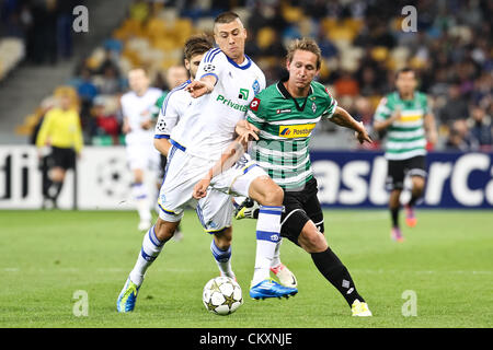 Kiew, Ukraine. 29. August 2012. Patrick Herrmann (R) von Borussia kämpft um den Ball mit Jewhen Khacheridi (L) von Dynamo in der UEFA Champions League Playoff-zweite Bein Fußballspiel der ukrainischen FC Dynamo Kiew Vs VfL Borussia Mönchengladbach Deutschland im Olympischen Stadion in Kiew, Ukraine, 29. August 2012. Stockfoto