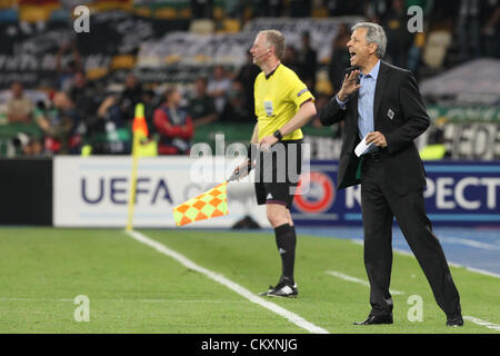 Kiew, Ukraine. 29. August 2012. Lucien Favre, der Cheftrainer der Borussia, reagiert während der UEFA Champions League Playoff-zweite Bein Fußballspiel der ukrainischen FC Dynamo Kiew Vs VfL Borussia Mönchengladbach Deutschland im Olympischen Stadion in Kiew, Ukraine, 29. August 2012. Stockfoto