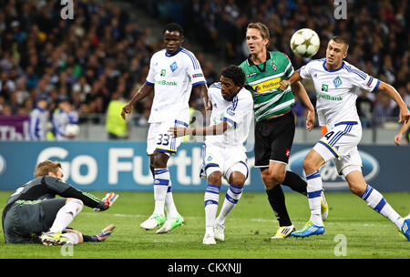 Kiew, Ukraine. 29. August 2012. Borussian Spieler kämpft um den Ball mit Dynamo-Spieler während der UEFA Champions League Playoff-zweite Bein Fußballspiel der ukrainischen FC Dynamo Kiew Vs VfL Borussia Mönchengladbach Deutschland im Olympischen Stadion in Kiew, Ukraine, 29. August 2012. Stockfoto