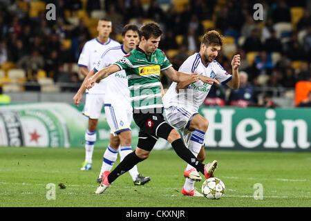 Kiew, Ukraine. 29. August 2012. Martin Stranzl (L) der Borussia kämpft um den Ball mit Miguel Veloso (R) Dynamo der in der UEFA Champions League Playoff-zweite Bein Fußballspiel der ukrainischen FC Dynamo Kiew Vs VfL Borussia Mönchengladbach Deutschland im Olympischen Stadion in Kiew, Ukraine, 29. August 2012. Stockfoto