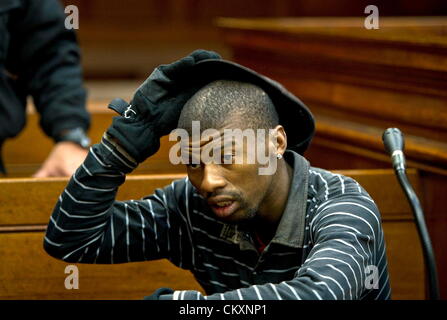 Cape Town, Südafrika. 30. August 2012. Xolile Mngeni erscheint vor dem High Court in Kapstadt am 30. August 2012 in Kapstadt, Südafrika. Ihm wird vorgeworfen, den Mord an Anni Dewani, dessen britischen Mann Shrien Dewani angeblich ihre Ermordung während auf Hochzeitsreise in Südafrika geplottet an. (Foto von Gallo Images / Foto24 / Yunus Mohamed / Alamy Live News) Stockfoto