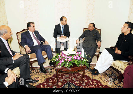 Pakistans Präsident Asif Ali Zardari tauscht mit Präsident Tadschikistan, statt Emomali Rahmon bei Treffen am Rande des 16. NAM Gipfeltreffen in Teheran am Donnerstag, 30. August 2012. Peoples Party (PPP) Vorsitzender, Bilawal Bhutto Zardari auch in Bild zu sehen... Bildnachweis: Asianet-Pakistan / Alamy Live News Stockfoto