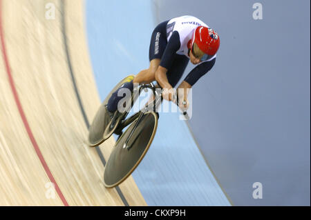 Stratford, London, UK. 30. August 2012. 30.08.2012 Stratford, England. in Aktion während der Track Cycling am 1. Tag der Paralympischen Spiele in London 2012 im Olympischen Velodrom. Darren Kenny (GBR) in Aktion während der Männer ind. C1-2-3 1km Zeitfahren Credit: Action Plus Sportbilder / Alamy Live News Stockfoto