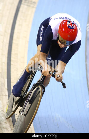 Stratford, London, UK. 30. August 2012. 30.08.2012 Stratford, England. in Aktion während der Track Cycling am 1. Tag der Paralympischen Spiele in London 2012 im Olympischen Velodrom. Darren Kenny (GBR) in Aktion während der Männer ind. C1-2-3 1km Zeitfahren Credit: Action Plus Sportbilder / Alamy Live News Stockfoto