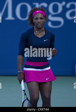 29. August 2012 - New York, New York, USA - Serena Williams aus den USA und Venus Williams aus den USA spielen ihre Frauen Doppel erste Vorrundenspiel gegen Mallory Burdette der Vereinigten Staaten und Nicole Gibbs von den Vereinigten Staaten am dritten Tag der 2012 US Open im USTA Billie Jean King National Tennis Center am 29. August , 2012 in New York City. (Kredit-Bild: © Javier Rojas/Prensa Internacional/ZUMAPRESS.com) Stockfoto