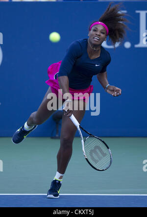 29. August 2012 - New York, New York, USA - Serena Williams aus den USA und Venus Williams aus den USA spielen ihre Frauen Doppel erste Vorrundenspiel gegen Mallory Burdette der Vereinigten Staaten und Nicole Gibbs von den Vereinigten Staaten am dritten Tag der 2012 US Open im USTA Billie Jean King National Tennis Center am 29. August , 2012 in New York City. (Kredit-Bild: © Javier Rojas/Prensa Internacional/ZUMAPRESS.com) Stockfoto