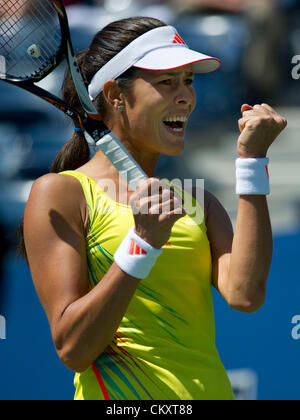 30.08.2012. Flushing Meadows, New York, USA. Ana Ivanovic Serbien feiert nach ihrem zweiten Vorrundenspiel bei den US Open Tennis-Turnier in Billie Jean King National Tennis Center in Flushing, New York zu gewinnen. Stockfoto