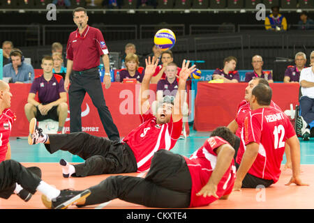 Die LMen sitzen Volleyball-Spiel zwischen Marokko (weiß) und Ägypten (rot) bei Paralympics London 2012. Stockfoto