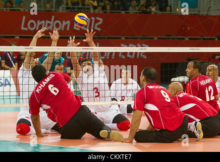 Männer sitzen Volleyball-Spiel zwischen Marokko (weiß) und Ägypten (rot) bei Paralympics London 2012. Stockfoto