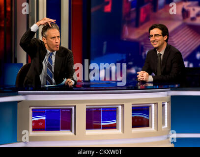 30. August 2012 - Tampa, Florida, USA - JON STEWART und JOHN OLIVER Politik sprechen, während "The Daily Show des" vier-Nacht Laufs zeigt unter dem Titel "RNC 2012: The Road to Jeb Bush 2016' bei der Republican National Convention. Stockfoto