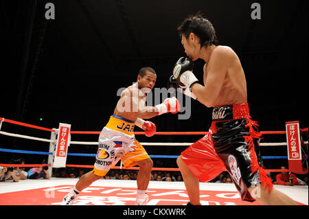 (L-R) Sonny Boy Jaro (PHI), Toshiyuki Igarashi (JPN), 16. Juli 2012 - Boxen: Sonny Boy Jaro der Philippinen und Toshiyuki Igarashi Japans während der WBC im Fliegengewicht Titelkampf am Flügel Hut Kasukabe in Saitama, Japan. (Foto von Mikio Nakai/AFLO) Stockfoto